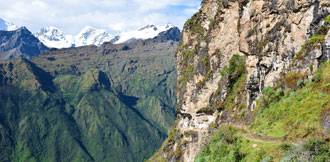 Trekking down to Yanama